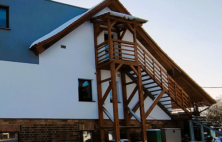 Zugang Balkon mit 2 Stühlen